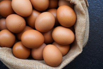 Eier in einem Stoffsack.