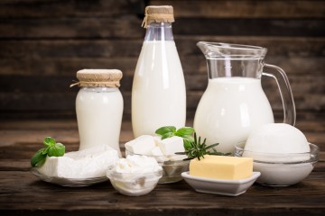 Milchprodukte vor Holz-Hintergrund