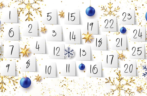 Grafik eines Adventkalenders mit Türchen. Im Hintergrund blauenChristbaumkugeln