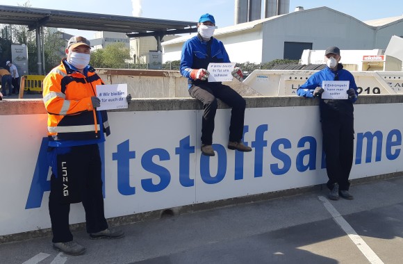 Abbildung dreier Mitarbeiter aus dem Altstoffsammelzentrum mit einem Nase-Mundschutz in Corona-Zeiten