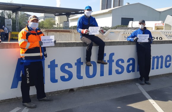 Abbildung dreier Mitarbeiter aus dem Altstoffsammelzentrum mit einem Nase-Mundschutz in Corona-Zeiten