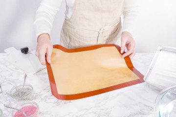 Frau zeigt eine Slikon Backmatte