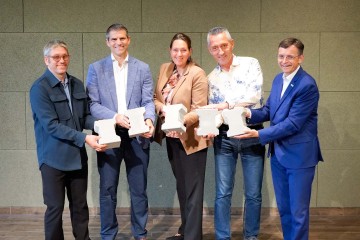 Gruppenfoto mit Vertretern von Linz AG Abfall, Brantner green solutions, TU Wien, Wopfinger Transportbeton und der MA 48. Alle Personen halten ein Gesteinsmuster in der Hand.