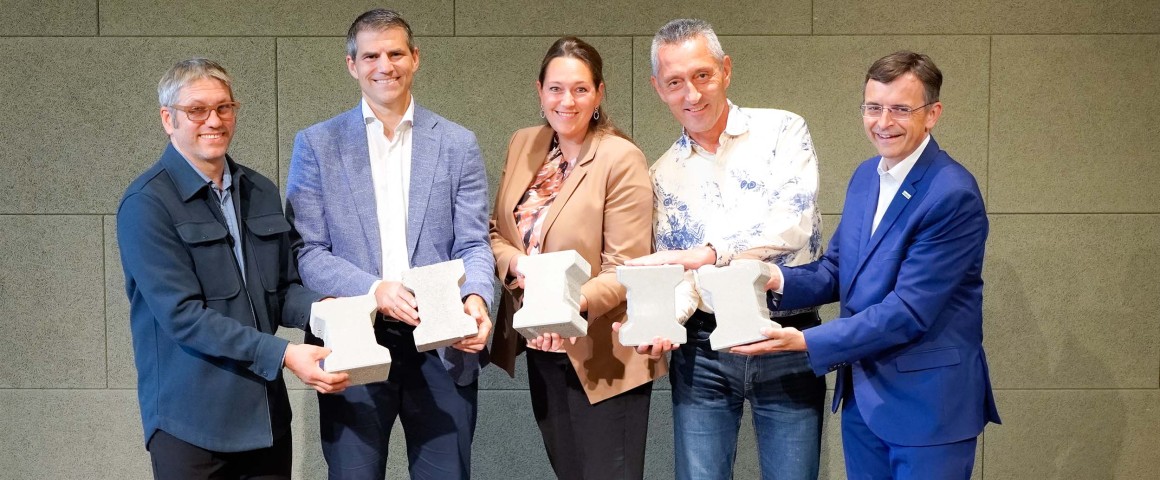 Gruppenfoto mit Vertretern von Linz AG Abfall, Brantner green solutions, TU Wien, Wopfinger Transportbeton und der MA 48. Alle Personen halten ein Gesteinsmuster in der Hand.
