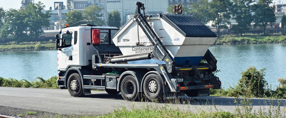 Ein Lastkraftwagen bringt einen Abfallcontainer für den Containerverleih von LINZ AG ABFALL