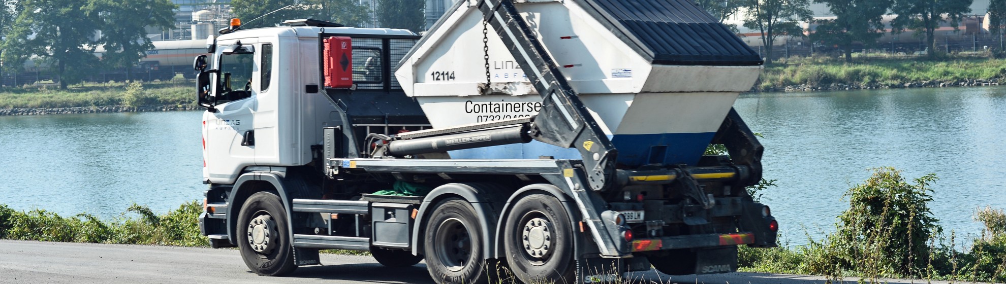 Ein Lastkraftwagen bringt einen Abfallcontainer für den Containerverleih von LINZ AG ABFALL