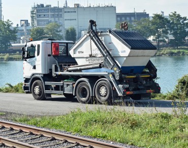 Ein Lastkraftwagen bringt einen Abfallcontainer für den Containerverleih von LINZ AG ABFALL