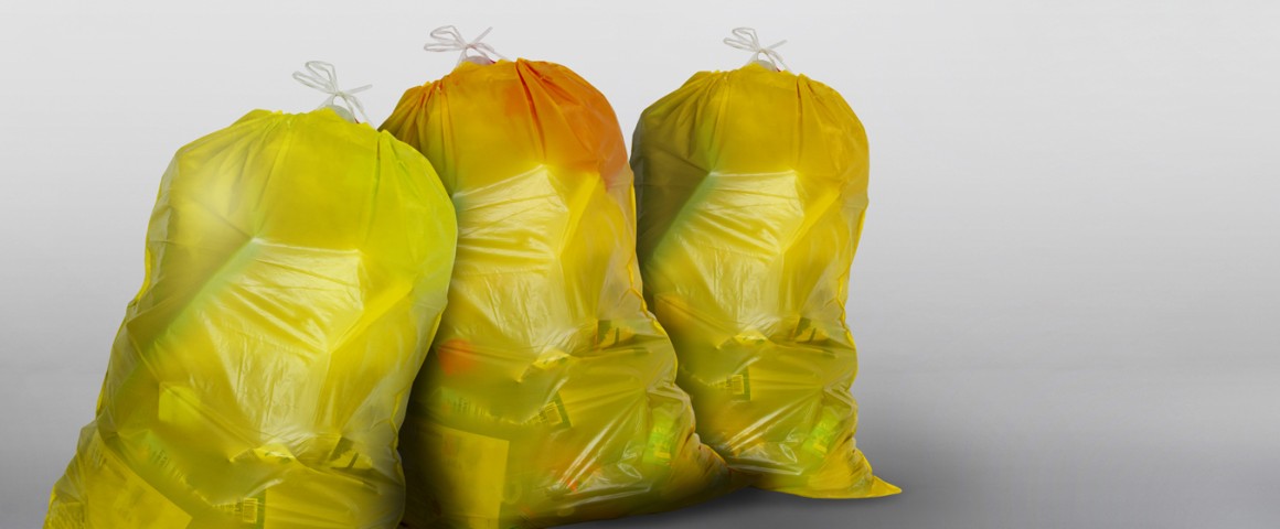 Drei gefüllte gelbe Säcke für Leichtstoff-Verpackungen.