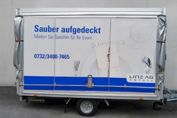 Anhänger von LINZ AG Abfall mit der Aufschrift: "Sauber aufgedeckt, mieten Sie Geschirr für Ihr Event".