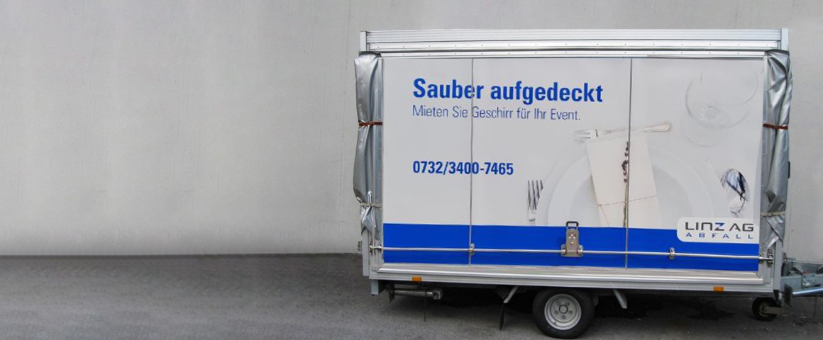 Anhänger von LINZ AG Abfall mit der Aufschrift: "Sauber aufgedeckt, mieten Sie Geschirr für Ihr Event".