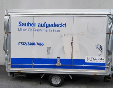 Anhänger von LINZ AG Abfall mit der Aufschrift: "Sauber aufgedeckt, mieten Sie Geschirr für Ihr Event".