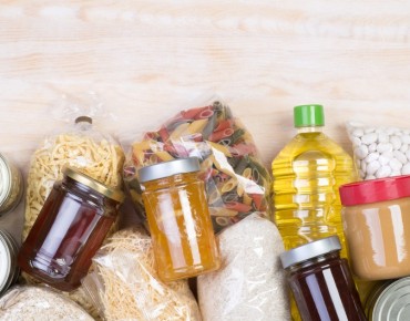 Abbildung unterschiedlicher Lebensmittel, welche in Glas, Leichtverpackungen oder Metall eingepackt sind