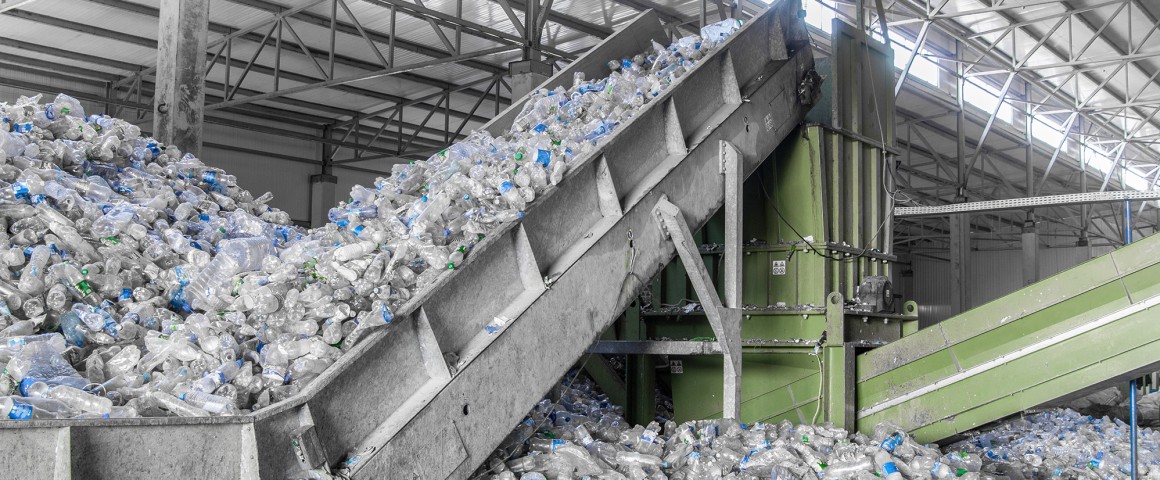 Abfallhalle gefüllt mit Kunststoff, welcher gerade recyclet wird.