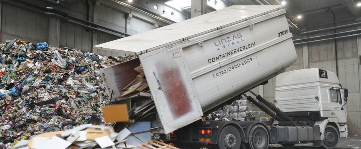 Ein Lastkraftwagen liefert Abfall in die Reststoffaufbereitungsanlage von LINZ AG ABFALL