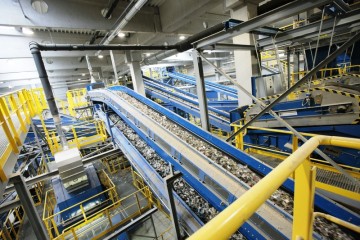 Abfall läuft auf Förderbändern in der Reststoffaufbereitungsanlage von LINZ AG ABFALL