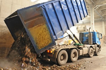 Ein Lastkraftwagen liefert Abfall in die Reststoffaufbereitungsanlage von LINZ AG ABFALL