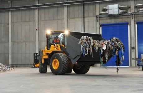 Das vorkonfektionierte Material wird von einem Müllfahrzeug zum Sieb gebracht