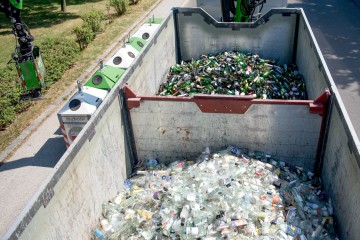 Weiß-und Buntglasausleerung auf einem LINZ AG Abfall LKW