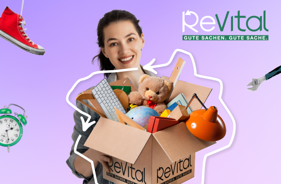 Eine Frau hält eine ReVital-Box mit diversen Altwaren in Händen, neben ihr ist der Schriftzug ReVital zu sehen.