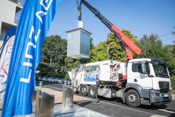 Entleerung der Behälter des Unterflursystems durch ein Müllfahrzeug von Linz AG Abfall