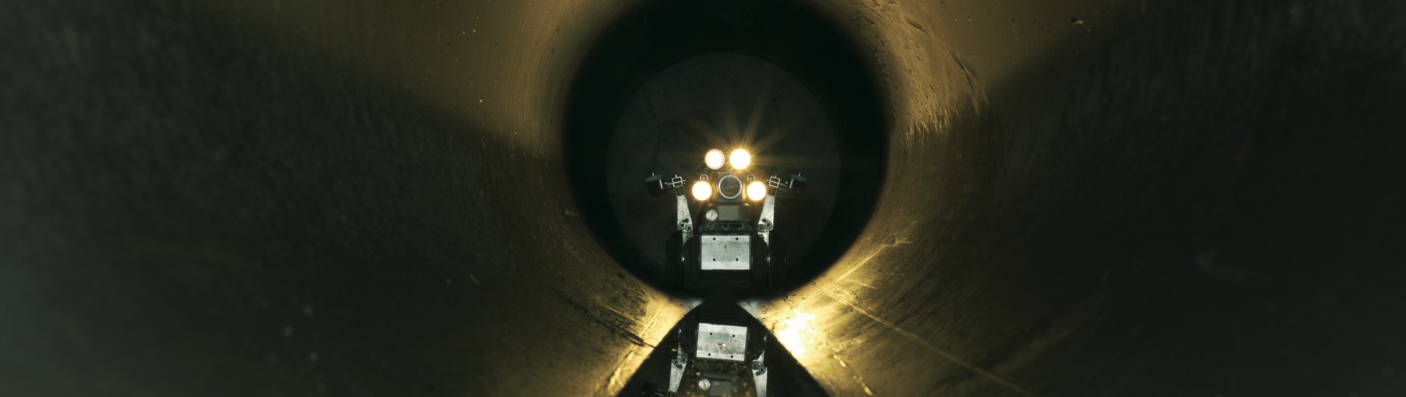 ein Roboter zur Kanalinspektion fährt einen Tunnel entlang
