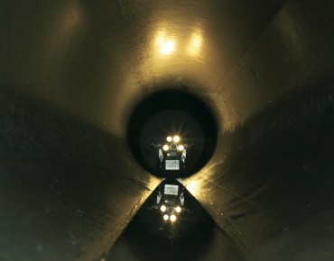 ein Roboter zur Kanalinspektion fährt einen Tunnel entlang