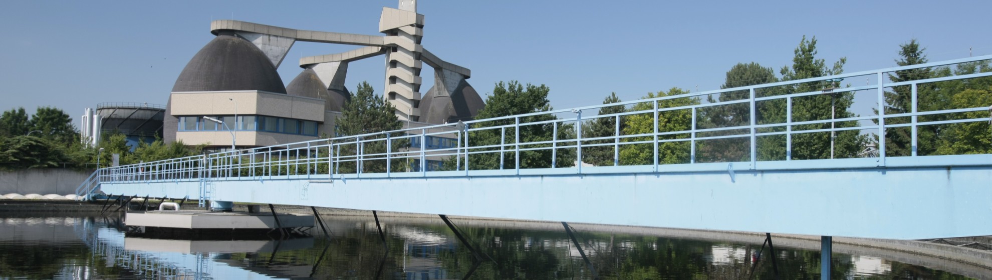 Nachklärbecken er Regionalkläranlage mit Brücke.