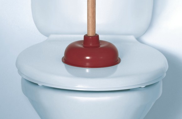 Bild von einer geschlossenen Toilette mit einer Saugglocke auf dem Klodeckel