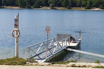 Badelift für Rollstuhlfahrer am Pichlinger See