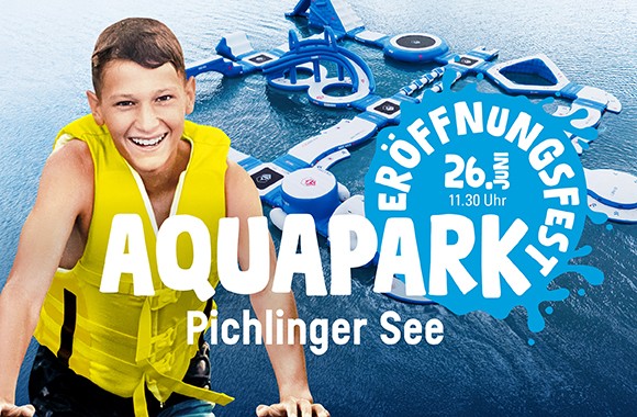 Auf dem Foto sieht man den Aquapark Pichlinger See im Wasser und einen Jungen mit einer Schwimmeweste an. Inklusive Hinweis auf das Eröffnungsfest.