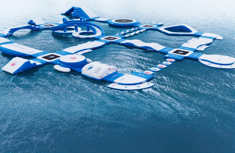 Das Foto zeigt den gesamten Aquapark Pichlinger See.