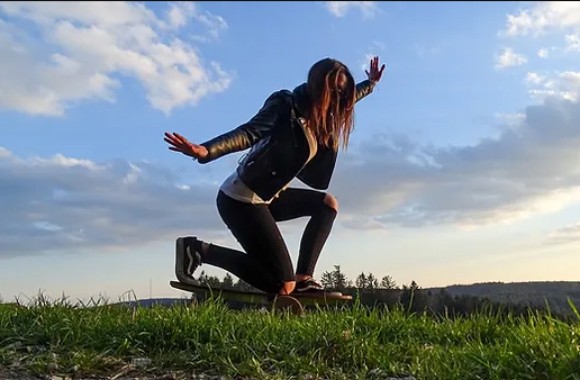 Frau auf einem Balanceboard im Freien