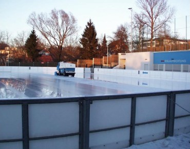 Freieis in Ebelsberg das gerade von der Eismaschine bearbeitet wird