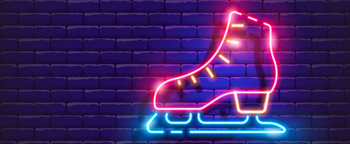 Im Bild zu sehen ist ein Eislaufschuh, der mit Neonfarben beleuchtet ist.