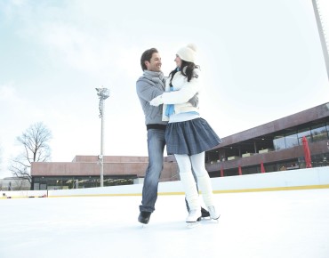 Ein Paar beim Eislaufen