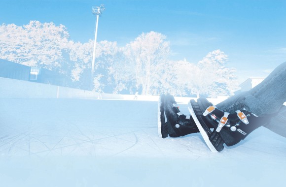 Eislaufschuhe auf dem Eislaufplatz