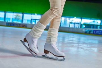 Eislaufschuhe mit Strümpfen