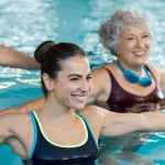 Menschen im Wasser in Badebekleidung betreiben Sport. Menschen im Wasser in Badebekleidung betreiben Sport.