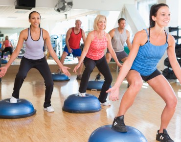 Frauen beim Sport in einem Gymnastikraum