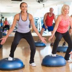 Frauen beim Sport in einem Gymnastikraum Frauen beim Sport in einem Gymnastikraum
