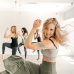 Eine gemischte Fitnessgruppe tanzt in einem Studio Eine gemischte Fitnessgruppe tanzt in einem Studio