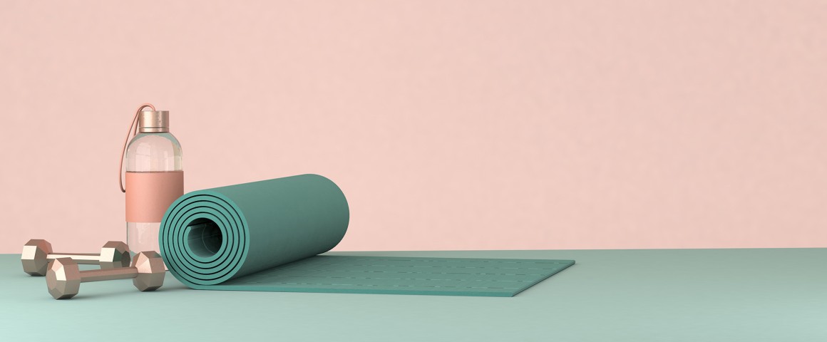 Foto von Yogamatte, Trinkflasche und Hanteln