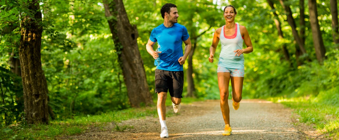 Paar beim Joggen auf einem Waldweg