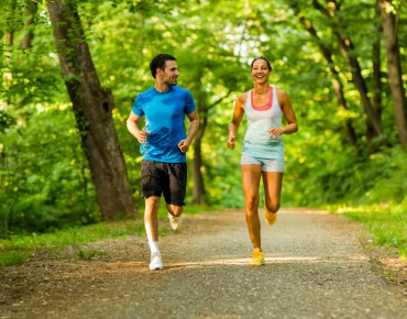 Paar beim Joggen auf einem Waldweg