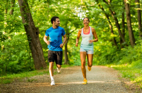 Paar beim Joggen auf einem Waldweg