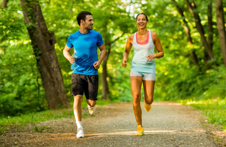 Paar beim Joggen auf einem Waldweg