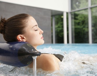 Frau entspannt im Wellnessbecken