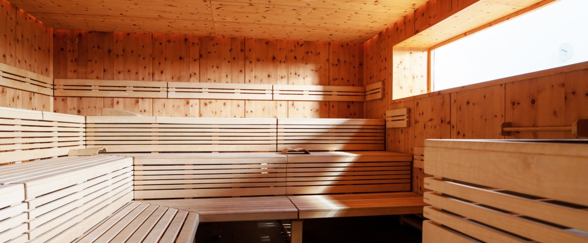 Eine Holzsauna mit 3 Sitzebenen leer
