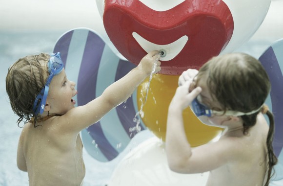 Zwei Kinder beim Spielen im Wasser