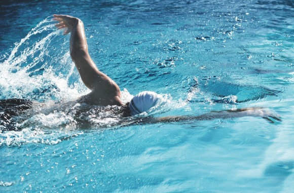 Mann krault im Schwimmbecken 